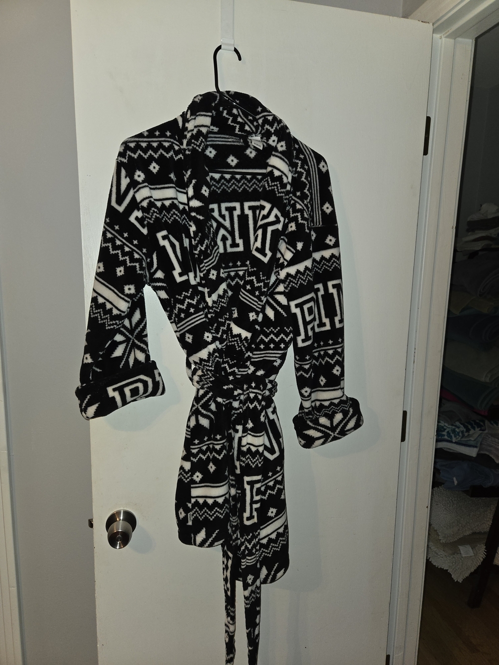 PINK Victoria's Secret Black and White Patterned Fleece Robe